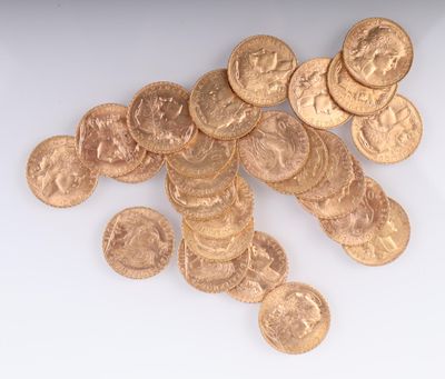 une pile de pièces d'or posée sur une surface blanche