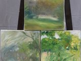 un tableau représentant quatre tableaux représentant des arbres et de l'herbe posés sur un chevalet