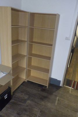 un bureau avec un ordinateur dans le coin d'une pièce