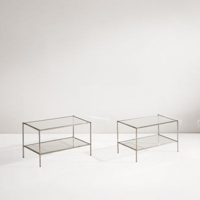 deux tables avec un plateau en verre dans une pièce blanche