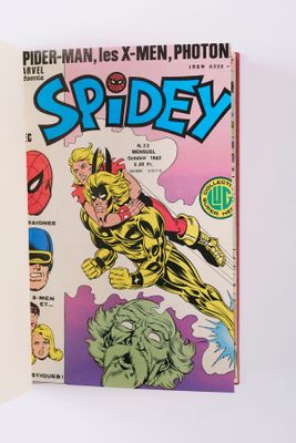 Spider-Man, X-Men, Photon et d'autres bandes dessinées sur un fond blanc