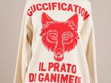 un sweat-shirt blanc orné d'un loup rouge et portant l'inscription « succification »