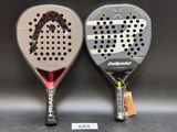 deux raquettes de tennis posées l'une à côté de l'autre sur une table