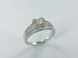gros plan d'une bague en diamant sur fond blanc