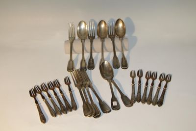 Ensemble comprenant: -5 grandes cuillères et 5 fourchettes m…