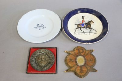 Lot comprenant deux ASSIETTES en faïence dont Sarreguemiens …