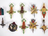tout un tas de croix de toutes sortes accrochées au mur