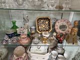 une vitrine remplie de nombreuses sortes de vaisselle en porcelaine