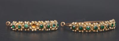 une paire de bracelets en émeraude et en or