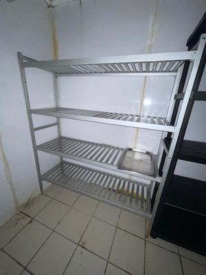 une étagère métallique dans un coin d'une pièce, avec une échelle