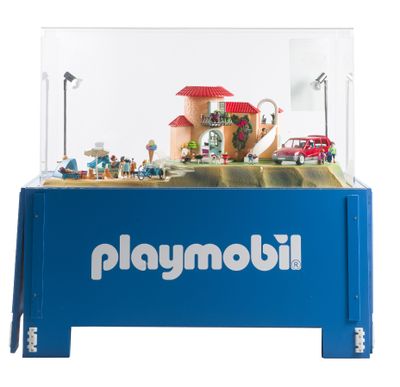 une maquette Playmobil comprenant une maison et des voitures