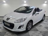 la voiture blanche est garée dans le garage sur le sol en damier