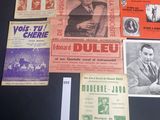 Plusieurs anciennes affiches de concert sont exposées sur une table noire