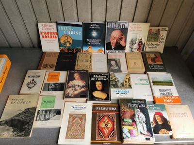 un grand nombre de livres posés sur une table