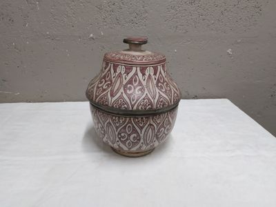 AFRIQUE du NORD. POT à BEURRE à motifs de rinceaux Faïence é…