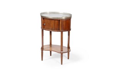 une image d'une petite table en bois avec un plateau en marbre