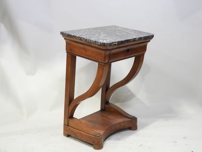 une vieille table en bois avec un plateau en marbre sur fond blanc
