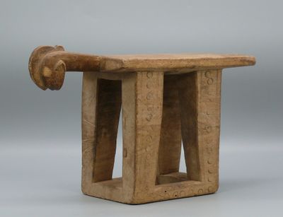 Tabouret en bois dur à patine naturelle d’usage à l’assise r…