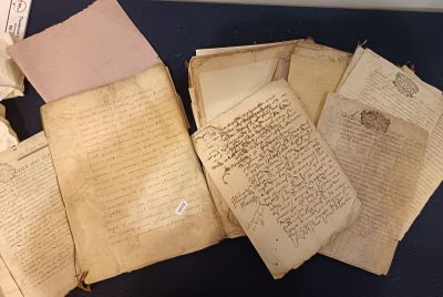 Ensemble de vieux papiers dont manuscrits, actes . - Photo 1