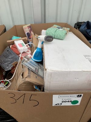 une boîte en carton remplie d'objets qui se trouvent à l'arrière d'un camion