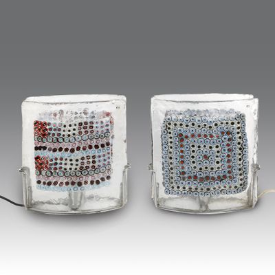 une paire de lampes en verre ornées de motifs rouges, blancs et bleus
