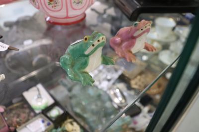 une vitrine en verre sur laquelle sont disposées diverses figurines