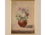 tableau représentant un vase de fleurs posé sur une table, dans un cadre doré