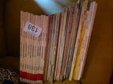 une pile de livres posée sur une chaise, avec une étiquette de prix dessus