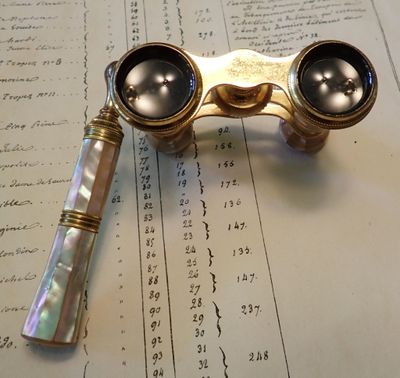 une paire de jumelles posée sur un vieux livre