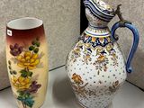 deux vases posés l'un à côté de l'autre sur une étagère