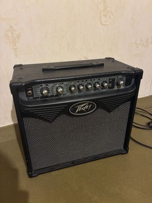 un gros plan d'un amplificateur de guitare posé sur une table