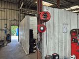 une photo d'un garage avec une borne d'incendie rouge