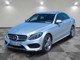 une Mercedes Classe C argentée garée sur un sol à damier