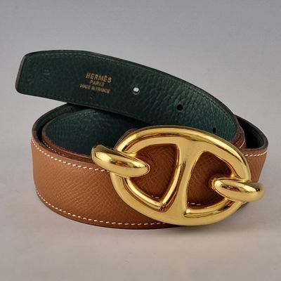 ceinture en cuir marron et vert avec une boucle dorée, sur fond blanc