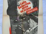 une vieille affiche de cinéma représentant un homme tenant un pistolet à la main et un autre homme tenant un pistolet à la main