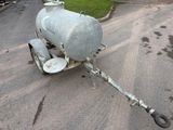une petite remorque équipée d'une bonbonne de propane