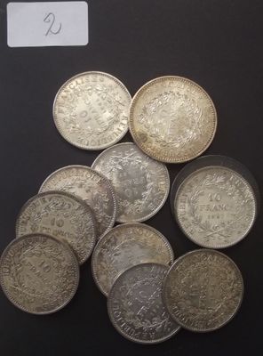 certaines pièces d'argent sont posées sur une surface noire, sur une carte blanche