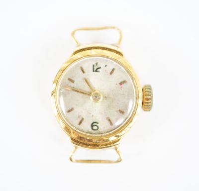 une image d'un gros plan d'une montre-bracelet sur une surface blanche