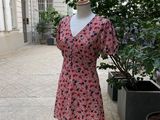 une robe posée sur un mannequin dans une cour