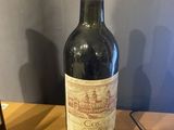une bouteille de vin posée sur une table à côté d'une bouteille de vin
