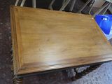 une table en bois posée à même le sol