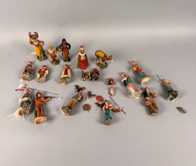 un grand nombre de figurines posées sur une table