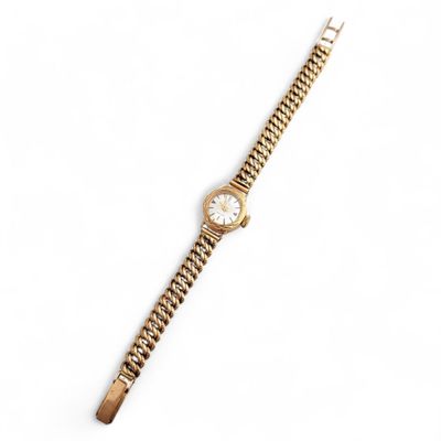 une montre-bracelet en or avec un cadran blanc et un bracelet en or