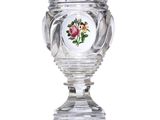 un vase en verre avec une fleur sur une table