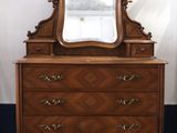 une commode surmontée d'un miroir dans une pièce