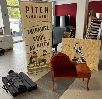 une chaise rouge au milieu d'une pièce, à côté d'un panneau