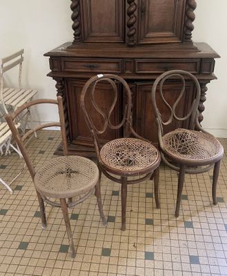 trois chaises et une armoire dans une pièce