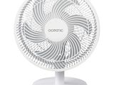 une photo d'un ventilateur de table blanc posé sur un pied blanc