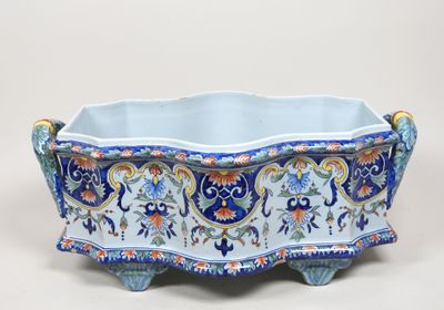 une image représentant une jardinière à motifs floraux bleus et blancs sur fond blanc