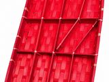 un plateau rouge sur lequel se trouvent tout un tas d'objets rouges